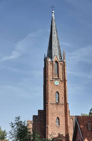 Eglise paroissiale gothique avec beffroi — Photo