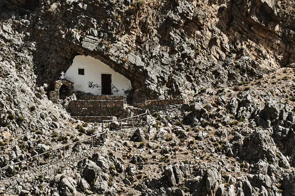 Kayalık bir mağarada Ortodoks Şapel — Stok fotoğraf