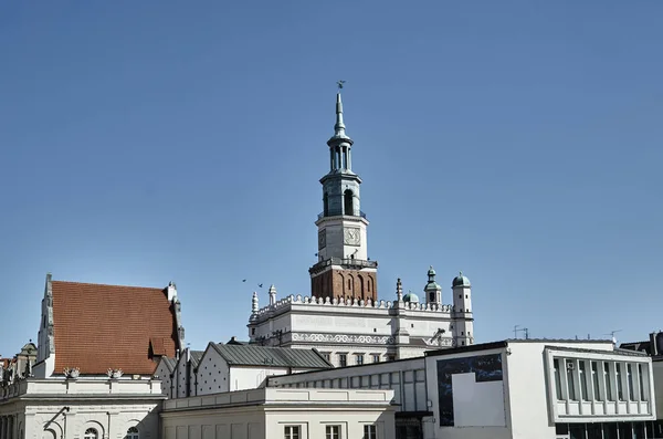 Gamla marknaden med renässansen Rådhustornet — Stockfoto