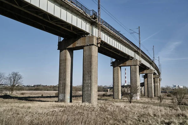 Paso elevado de la línea ferroviaria —  Fotos de Stock