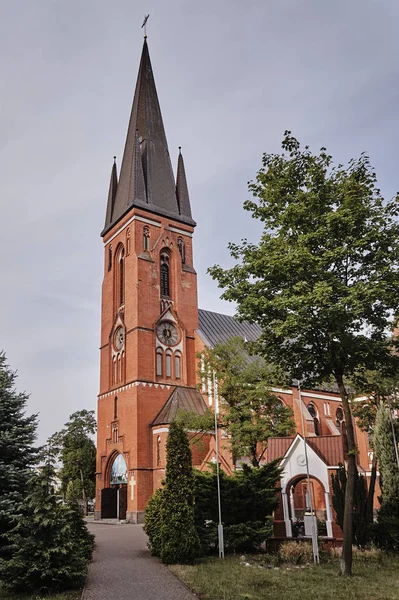 Kyrkan av rött tegel tornet — Stockfoto