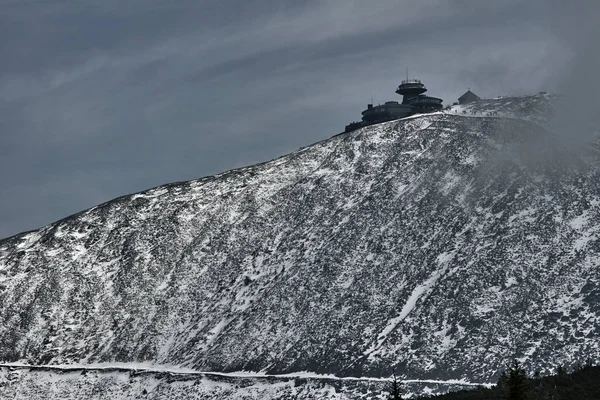 Schneebedeckter Berghang und Schutzraum — Stockfoto