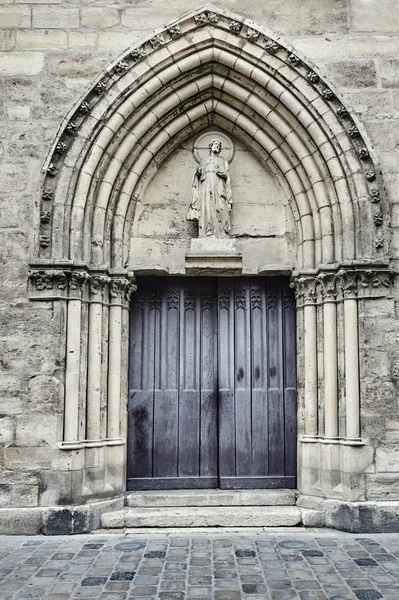 Stone portal av medeltida kyrka — Stockfoto