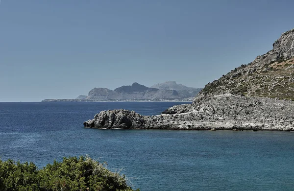 Скалистый мыс на Средиземном море — стоковое фото
