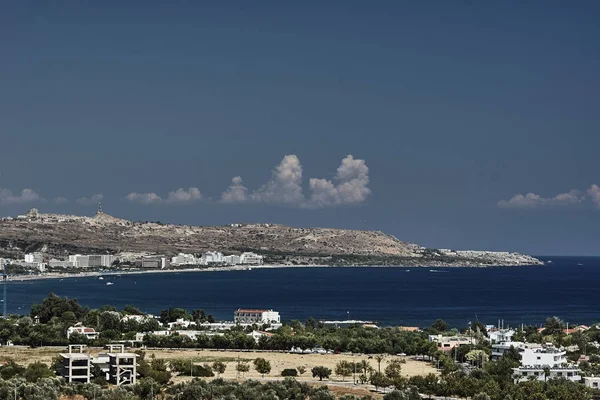 Ba üzerinde şehir ve plaj — Stok fotoğraf