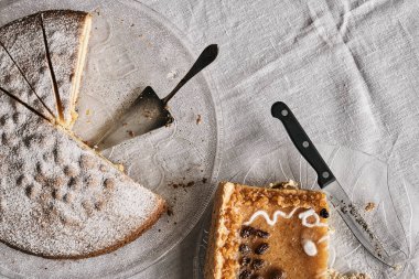 kek cam plaka üzerinde