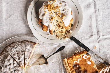 kek cam plaka üzerinde