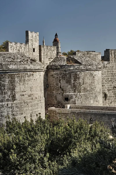 De poort van het middeleeuwse kasteel van de ridders — Stockfoto