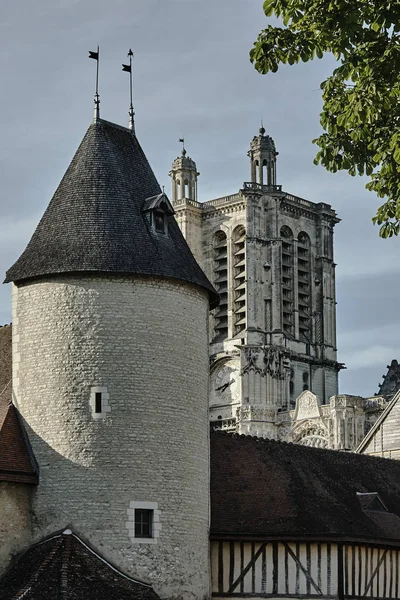 Tourelle médiévale et tour de la cathédrale gothique — Photo