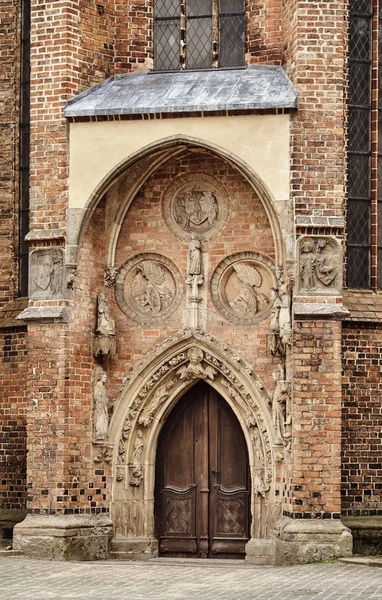 Portal da igreja gótica — Fotografia de Stock