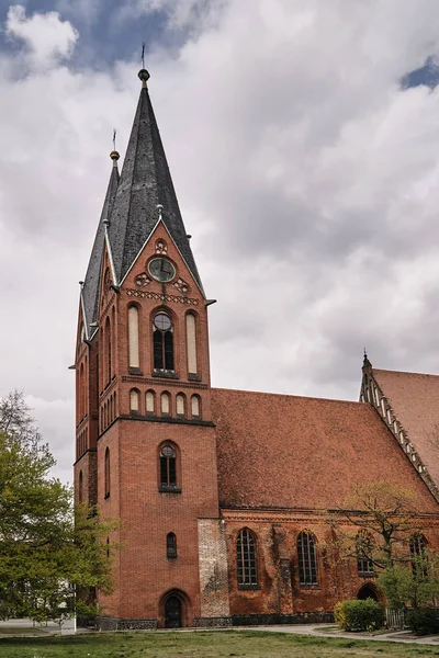 Готическая церковь с колокольнями — стоковое фото