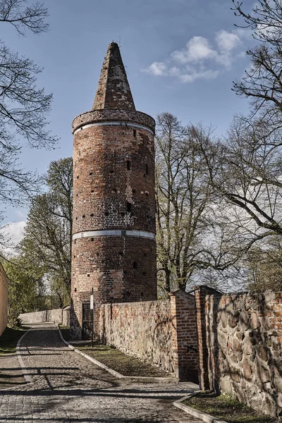 塔を持つ中世防御的な壁 — ストック写真