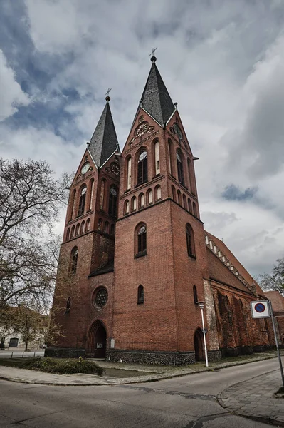 Igreja gótica com belfries — Fotografia de Stock