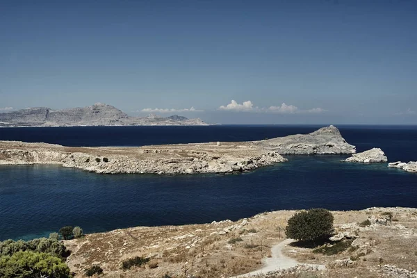 Roca y bahía en el mar Mediterráneo —  Fotos de Stock