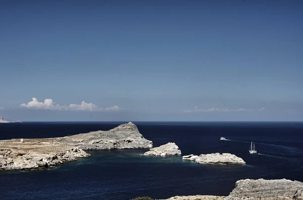 Rock och bukten i Medelhavet — Stockfoto