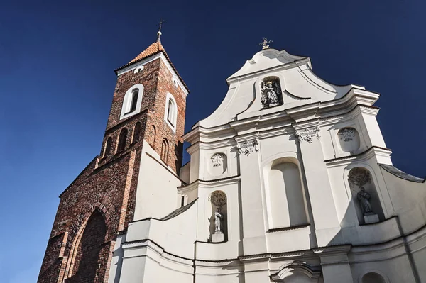 A igreja barroca com uma torre gótica — Fotografia de Stock