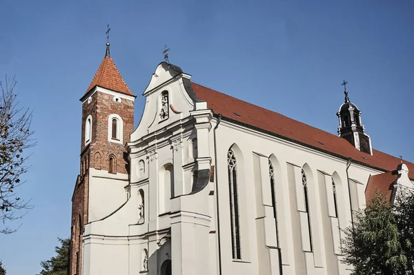 Den barokke kirke med et gotisk tårn - Stock-foto