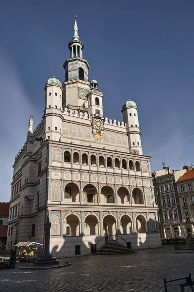 Torre del ayuntamiento renacentista con reloj — Foto de Stock