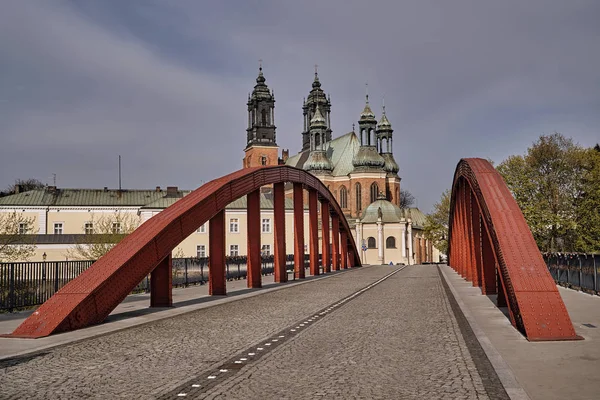 Konstrukcji stalowej mostu i wieże katedry gotyckiej katedry — Zdjęcie stockowe