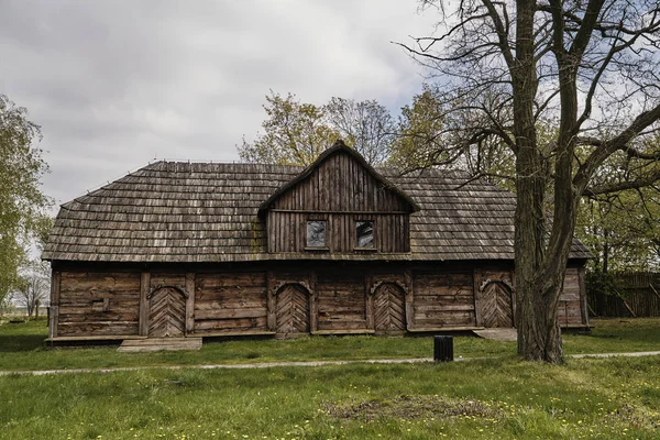 Сільський, традиційний дерев'яний будинок — стокове фото