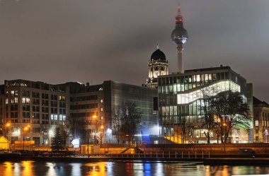 Gece cityscape Spree Nehri üzerinde