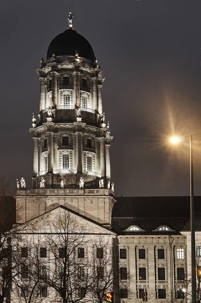 Neoclassicism toren bij nacht — Stockfoto