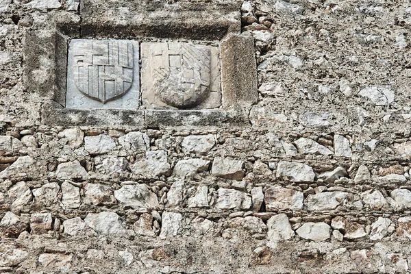 Brasão de armas nas paredes da fortaleza medieval — Fotografia de Stock