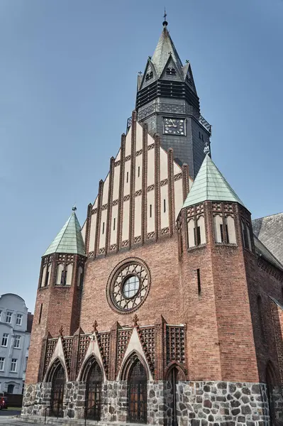 Fasaden i den nygotiske kirken – stockfoto