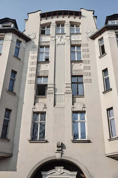 Torentje en gevel Art nouveaugebouw — Stockfoto