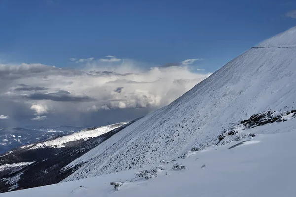 Paisagem inverno em um dia ensolarado — Fotografia de Stock