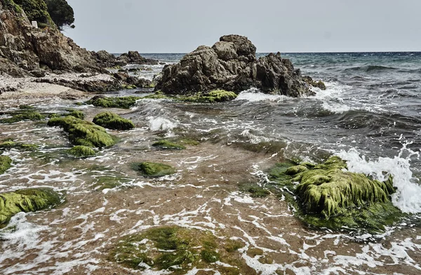 Камені та скелі в Середземному морі — стокове фото
