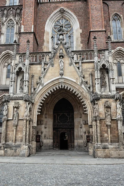 Готический портал с резьбой по камню в средневековой церкви — стоковое фото