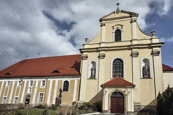 バロック様式の修道院教会のファサード — ストック写真