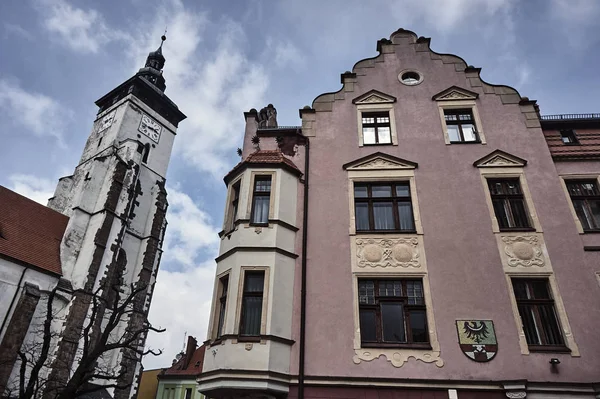 En historisk townhouse bredvid klocktornet i en medeltida kyrka — Stockfoto