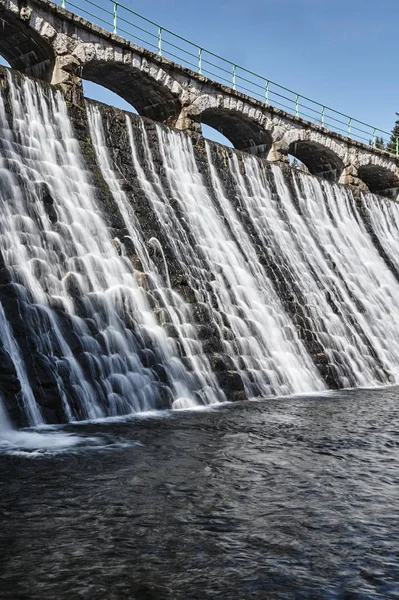 The dam and waterfall on the river — Stock Photo, Image