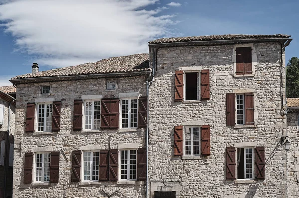 Janelas com persianas em casas de pedra na cidade — Fotografia de Stock
