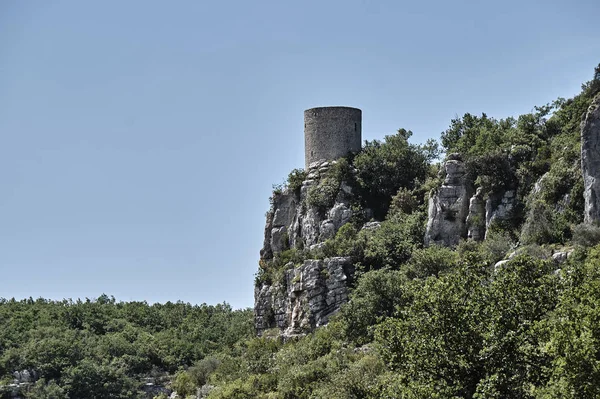 Mittelalterlicher Turm in der Stadt balazuc — Stockfoto