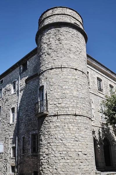 Une tourelle en pierre et des bâtiments médiévaux — Photo