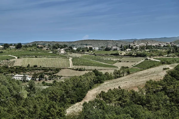 Liten stad i kullar och berg — Stockfoto