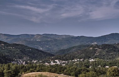 Küçük bir kasaba olan tepeler ve dağlar