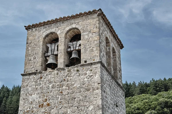 Una iglesia medieval de piedra campanario —  Fotos de Stock