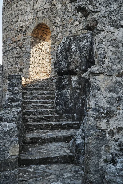 Das Tor der steinernen Burg des joannitischen Ordens — Stockfoto