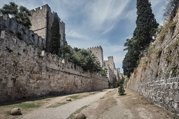 Il fossato e le torrette del castello medievale dell'Ordine Joannita — Foto Stock