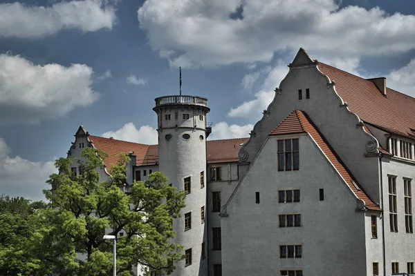 Башня и здание университета — стоковое фото