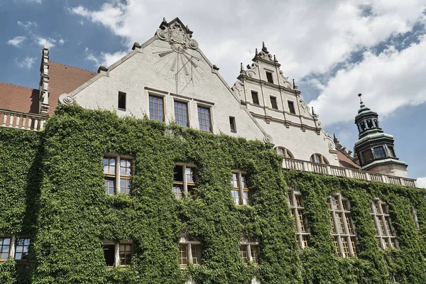 Mostrador solar no edifício de parede da Universidade — Fotografia de Stock