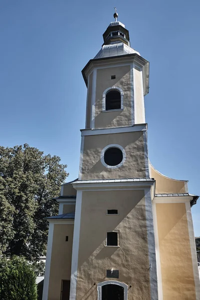 De kerk toren met een klok — Stockfoto