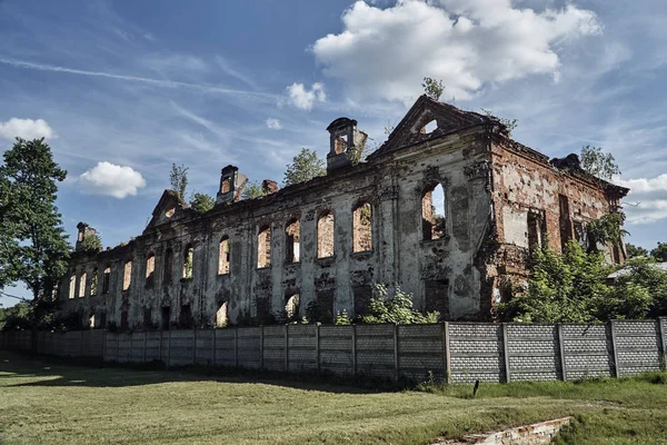 Ruins of burnt baroque palace — Stock Photo, Image