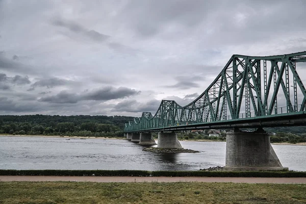 Kovové auto mostní konstrukce přes řeku Vistula — Stock fotografie