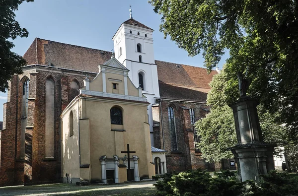 Gotisk katolsk kirke med barok kapel - Stock-foto