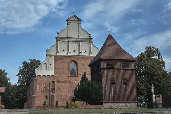 Gotisk kirke facade med og træ klokketårn - Stock-foto